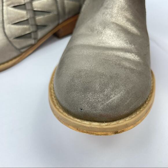 Tucker + Tate | Girls Youth Tinsley Metallic Pewter Zipper Ankle Booties - Picture 7 of 13